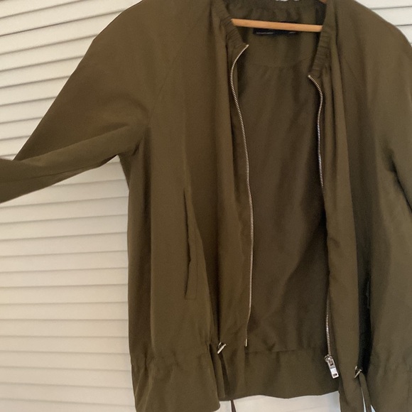Zara basics outerwear - zip up . Wind breaker style light weight jacket . - Picture 2 of 3